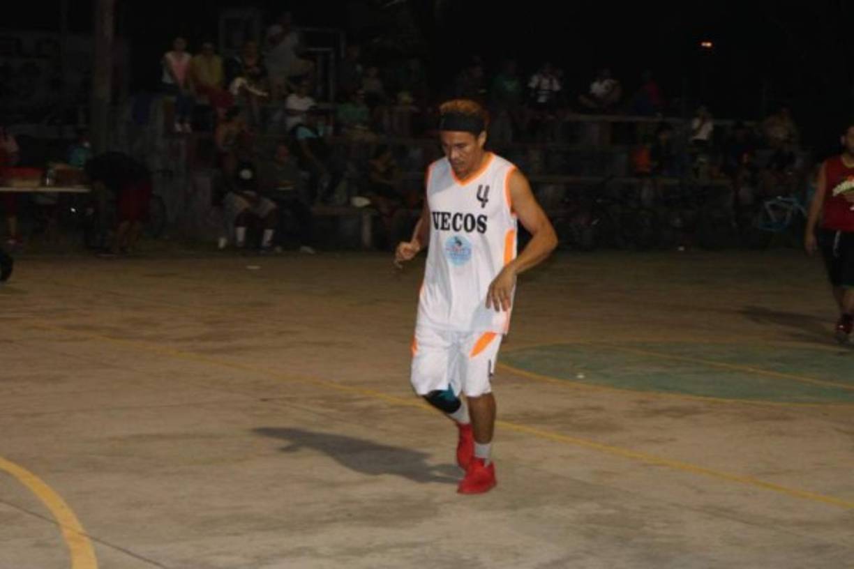 'Rambo' de León aún no se retira del fútbol profesional. El futbolista de 39 años jugó recientemente con el equipo Broncos del Sur que descendió a la Liga Mayor (tercera división).