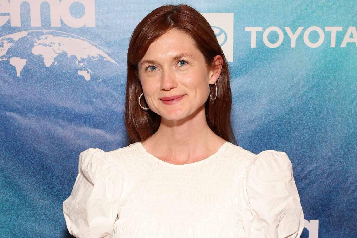 Bonnie Wright , quien interpretó a Ginny Weasley en todas las películas de la serie, también publicó una dulce declaración sobre Smith en Instagram. “Nuestra querida y venerada jefa de la casa de Gryffindor, la comunidad <i>de Harry Potter</i> te extrañará mucho “, escribió. “Mi escena favorita con Maggie fue cuando todos estábamos aprendiendo a bailar para el baile de Navidad. Ella personificó ese equilibrio perfecto de descaro y cariño que tiene McGonagall. Mantuvo a los Gryffindors alerta. Mi más sentido pésame a la familia de Maggie en este momento”.