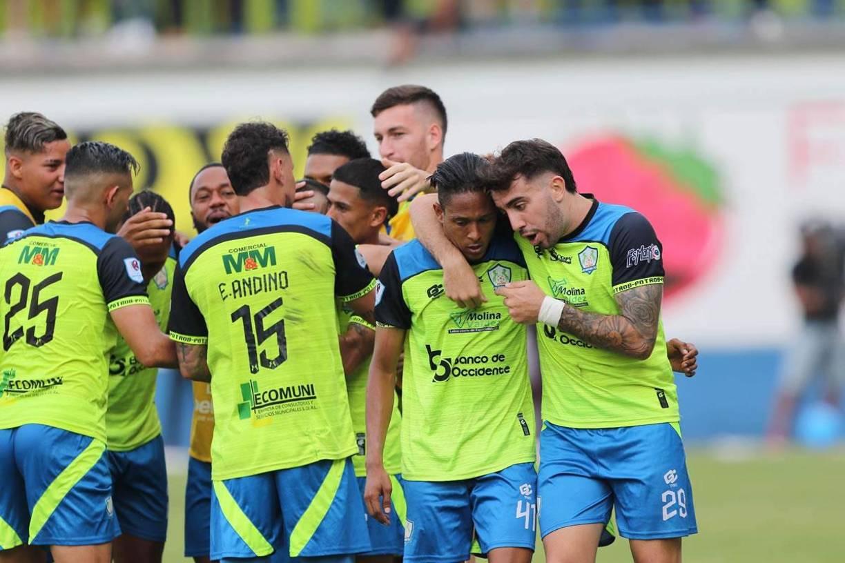 Mientras sus compañeros celebraban, Agustín Auzmendi y Christian Altamirano se apartaron del grupo para charlar del juego. El argentino le estaba dando indicaciones al hondureño.