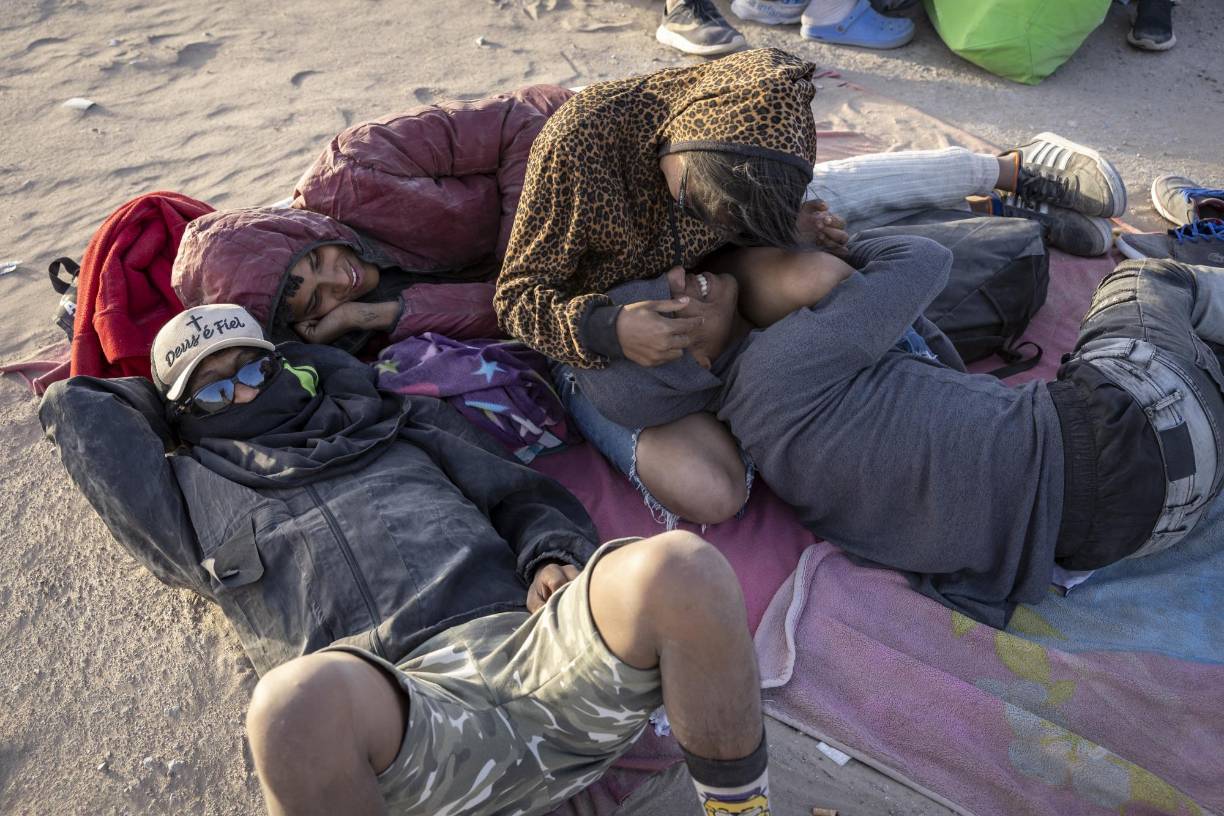 Los migrantes, desesperados, comenzaron a buscar partes donde no hubiera seguridad, ni agentes que los ahuyentaran porque su único objetivo era cruzar a Estados Unidos para solicitar su proceso de asilo en ese país.