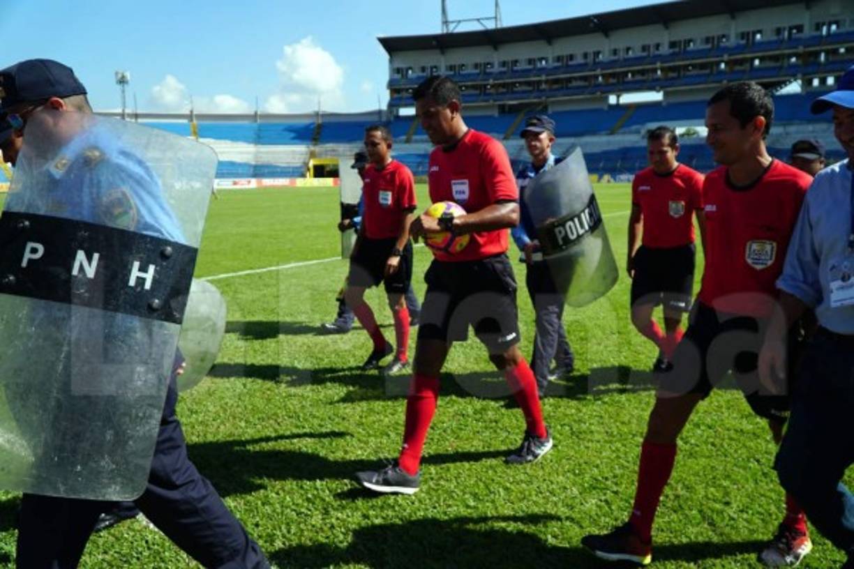 La cuarteta arbitral encabezada por Raúl Castro dejó el campo resguardada por la Policía Nacional.