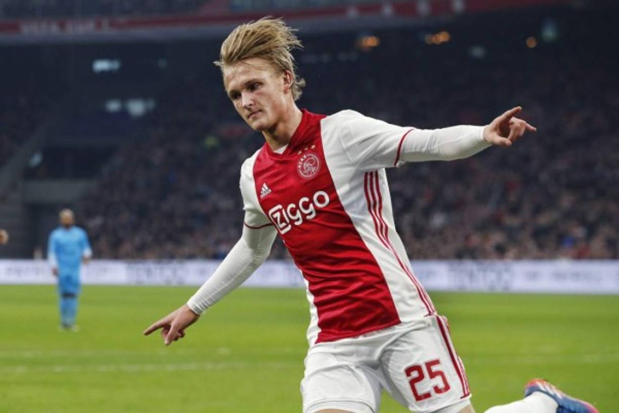 Ante la inminente salida de Mbappé, el Mónaco le busca un sustituto de garantías. El último en verse relacionado es el joven Kasper Dolberg. Tal y como publica ‘De Telegraaf’, el conjunto del Principado ha presentado una primera oferta de 50 millones de euros por el joven delantero, que el Ajax de Amsterdam ha rechazado sin titubear. Sin ninguna necesidad de vender, -tras la venta de Davinson Sánchez al Tottenham-, desde Holanda aseguran que el conjunto ‘ajaccied’ forzará la máquina hasta el final, consciente de la trascendencia que puede llegar a tener Dolberg en el fútbol europeo.