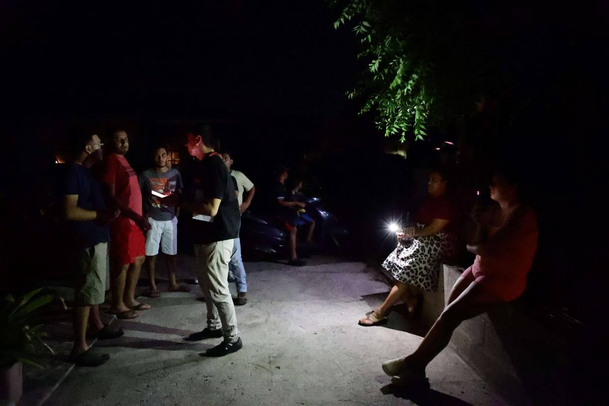 En el lugar, líderes comunitarios alzan su voz en nombre de estas familias desesperadas. Exigen a las autoridades una solución urgente a la falta de electricidad. El acceso a este servicio es un derecho básico que estas familias no pueden permitirse perder. Las imágenes retratan miradas llenas de dolor y súplicas de esperanza, mientras el llamado por un cambio resuena en cada rincón oscuro de este sector que parece ser olvidado.