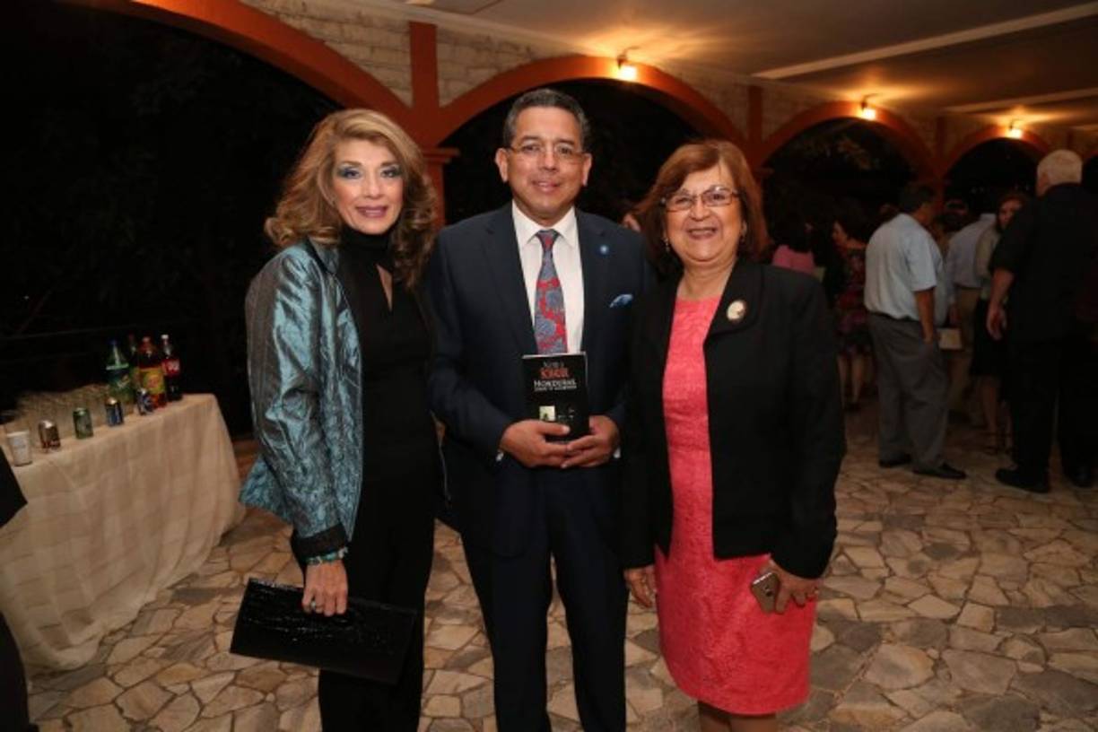 Aída y Pedro Cubas con Fidelia Molina.