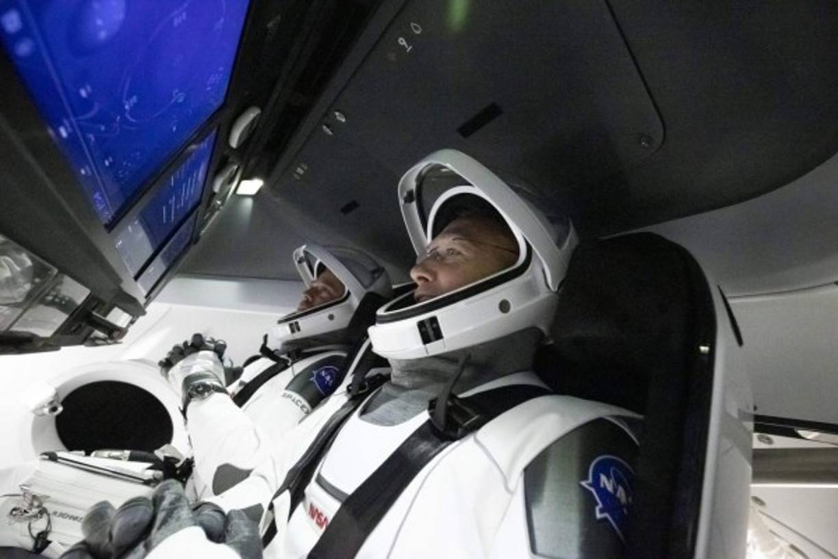 La misión está compuesta pordos astronautas que serán impulsados por un cohete Falcon 9 de SpaceX dentro de la nueva cápsula Crew Dragon enganchada al mismo. Partirán hacia la EEI desde la plataforma 39A, desde donde despegaron Neil Armstrong y sus compañeros de la misión Apolo 11.