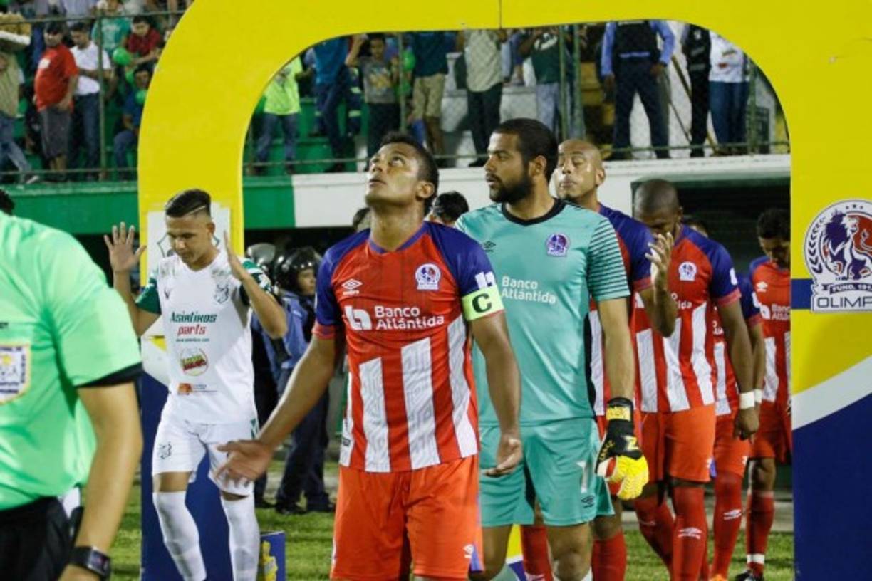 La salida de los equipos titulares de Platense y Olimpia al campo del Excélsior para el inicio del partido.