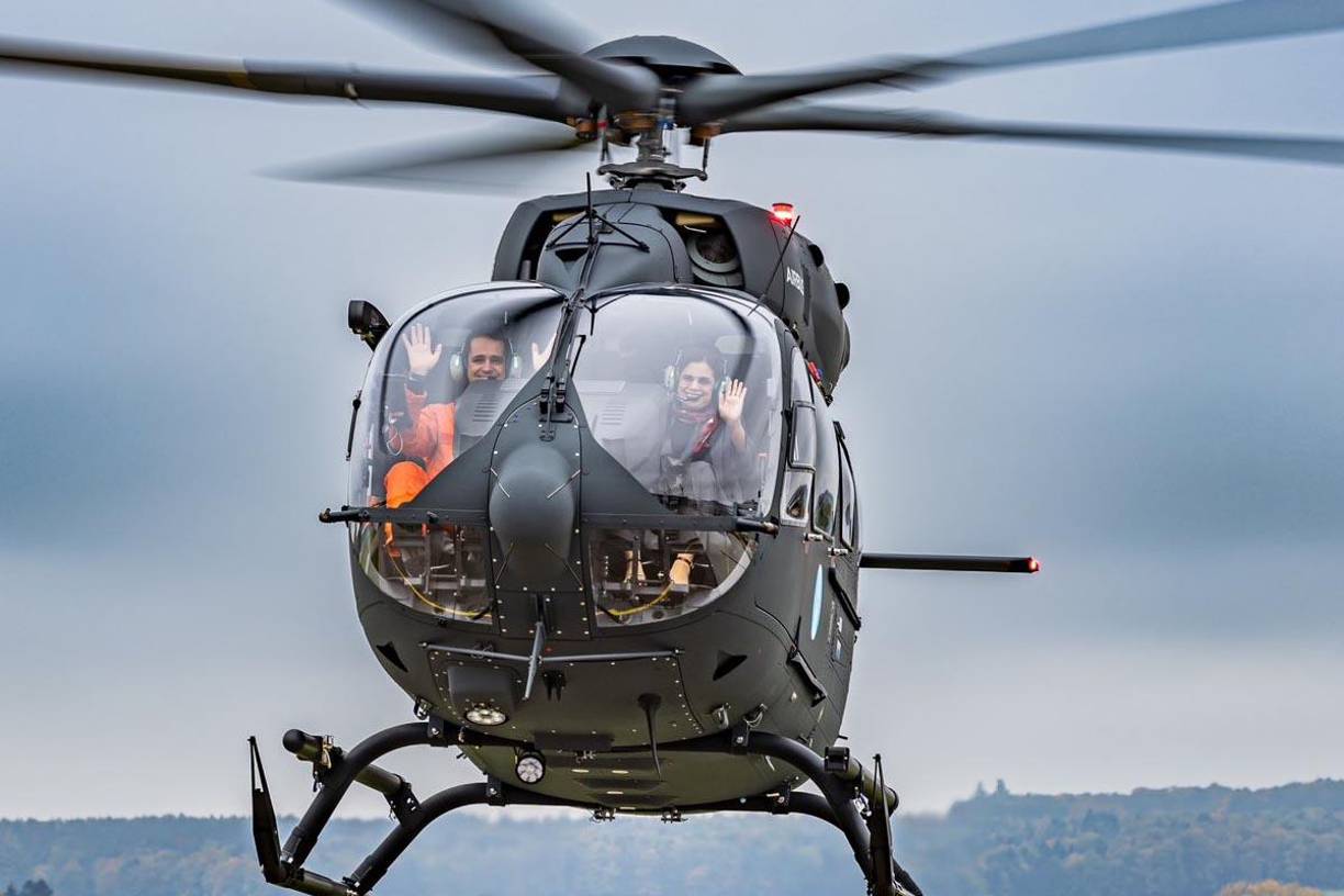 La entrega de estas aeronaves, identificadas con las matrículas FAH 990 y FAH 991, se llevó a cabo en Donauwörth, Alemania. 