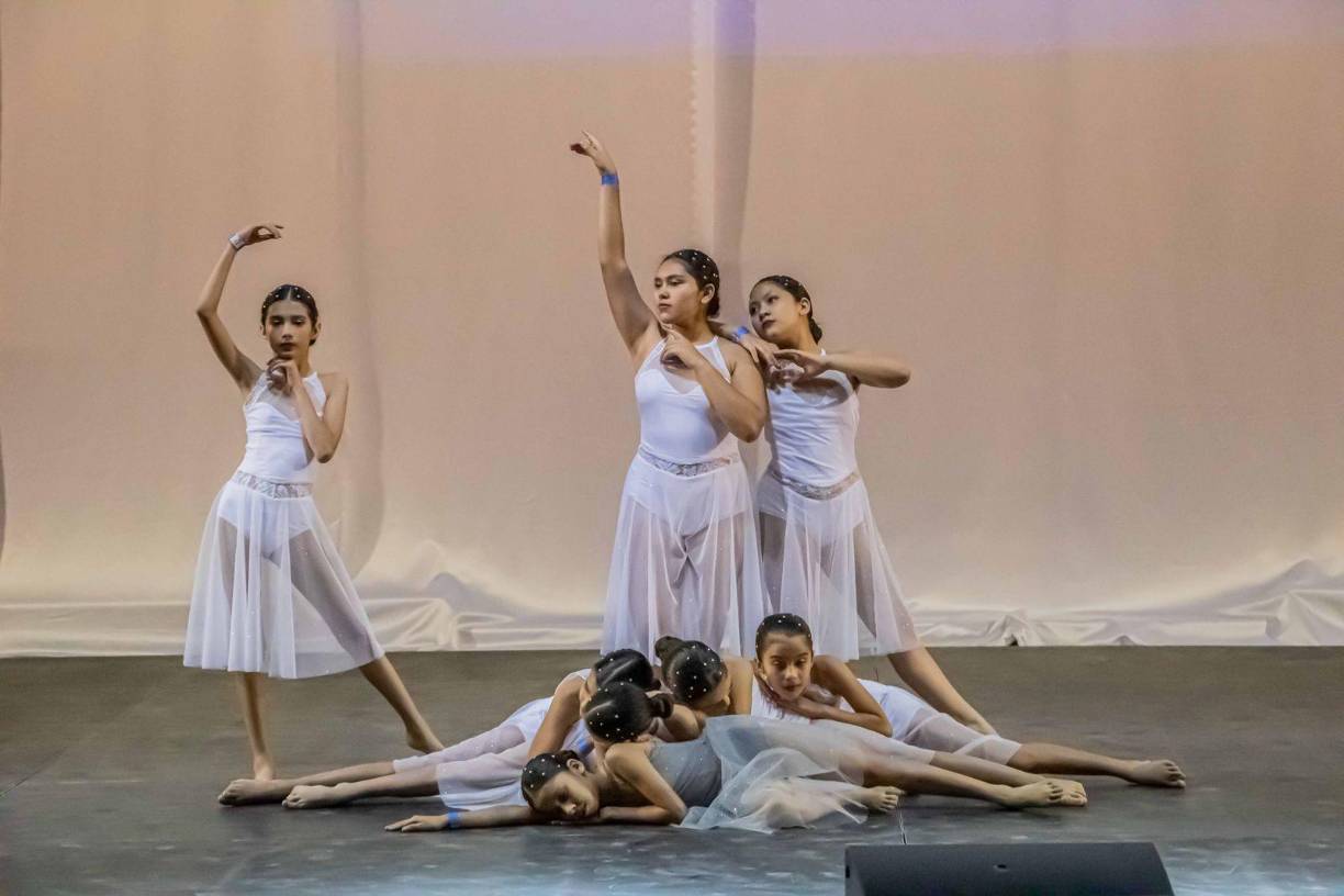 Casa de la cultura de Santa Rosa de Copán con su presentación de lyrical jazz