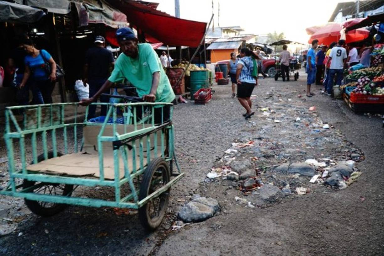 El Pavimento desapareció de las calles por lo que transitar se ha convertido en una odisea.