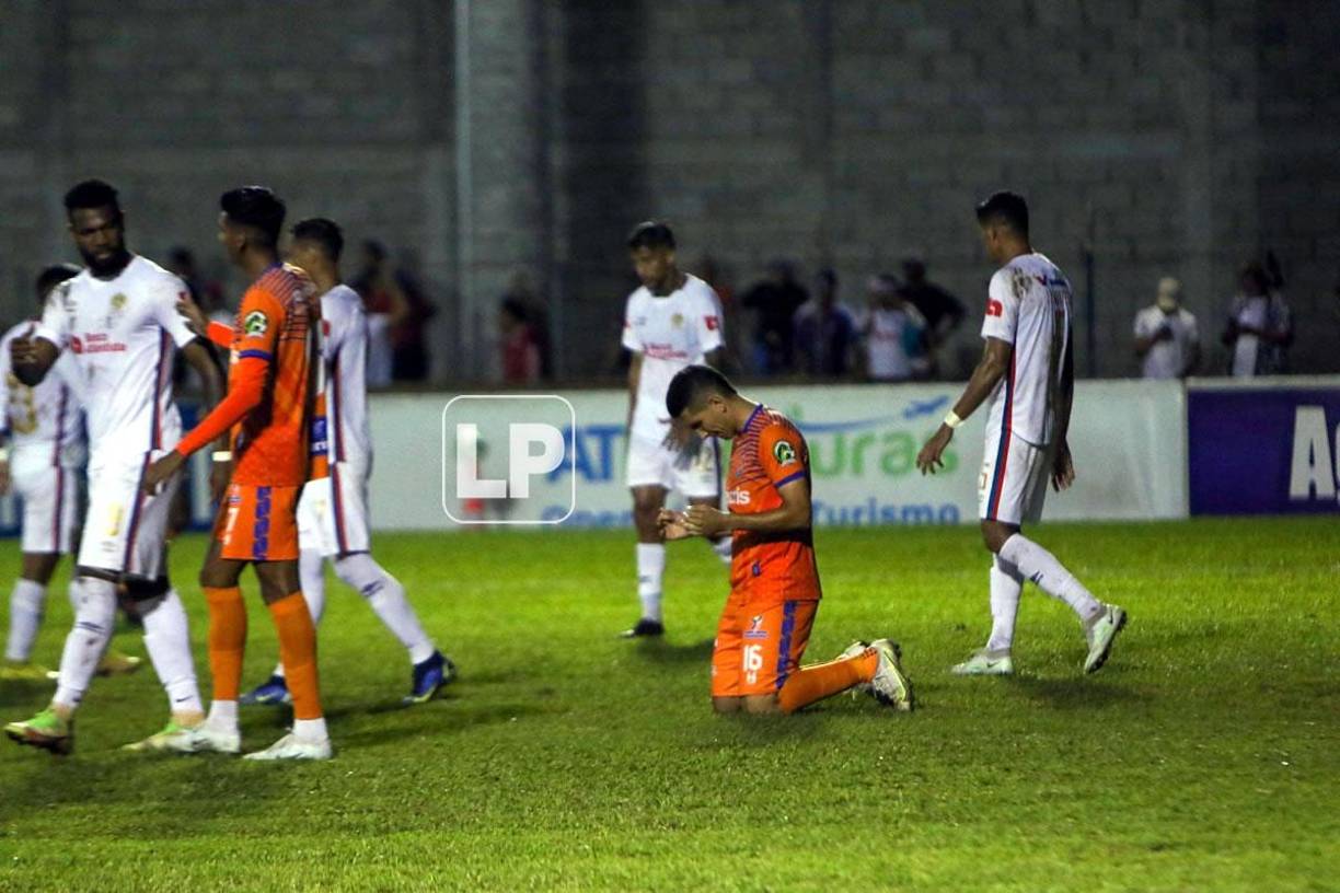 Johnny Leverón, exdefensa del Olimpia y ahora en la UPN, agradece de rodillas tras el final del partido.