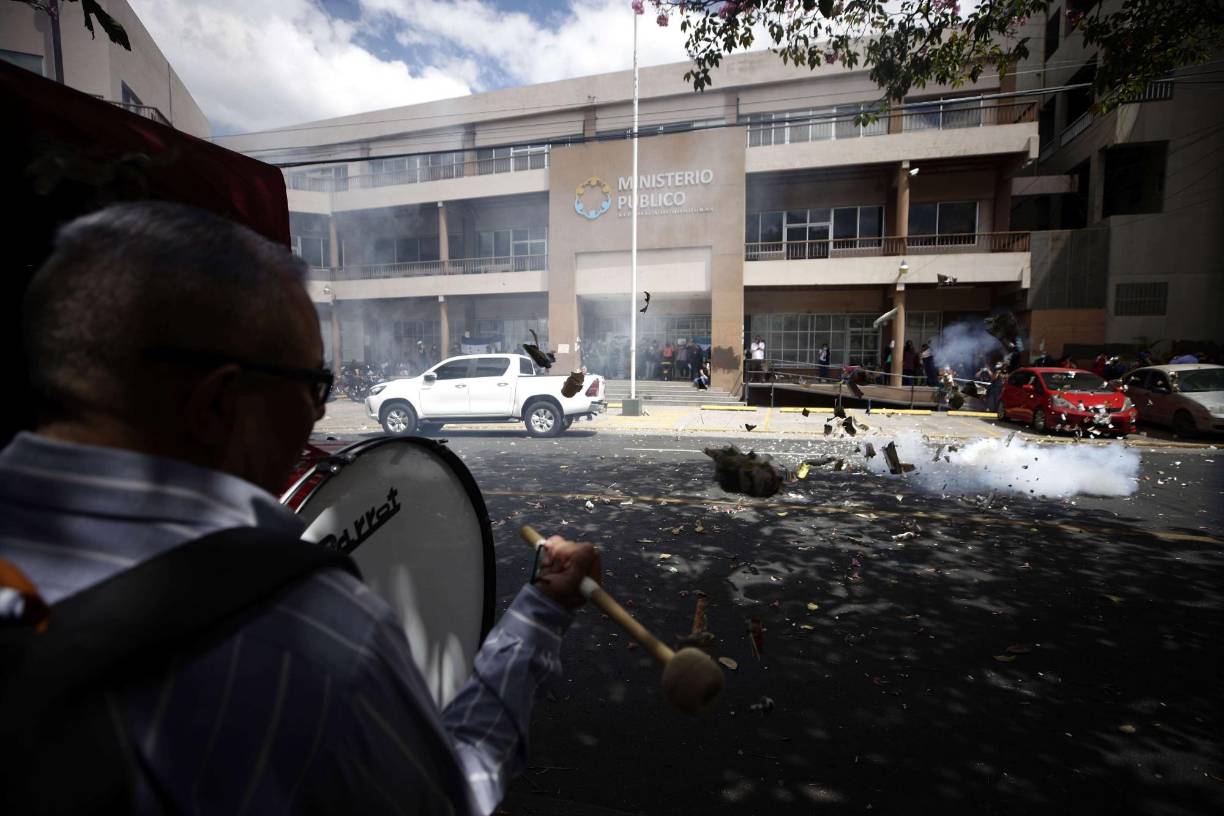 Las protestas son a nivel nacional. Así estuvo el ambiente en el edificio del Ministerio Público de Tegugicalpa.