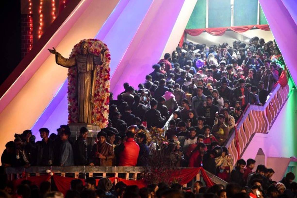 La gente celebra en India el día de Navidad en la Iglesia de San José en Guwahati.