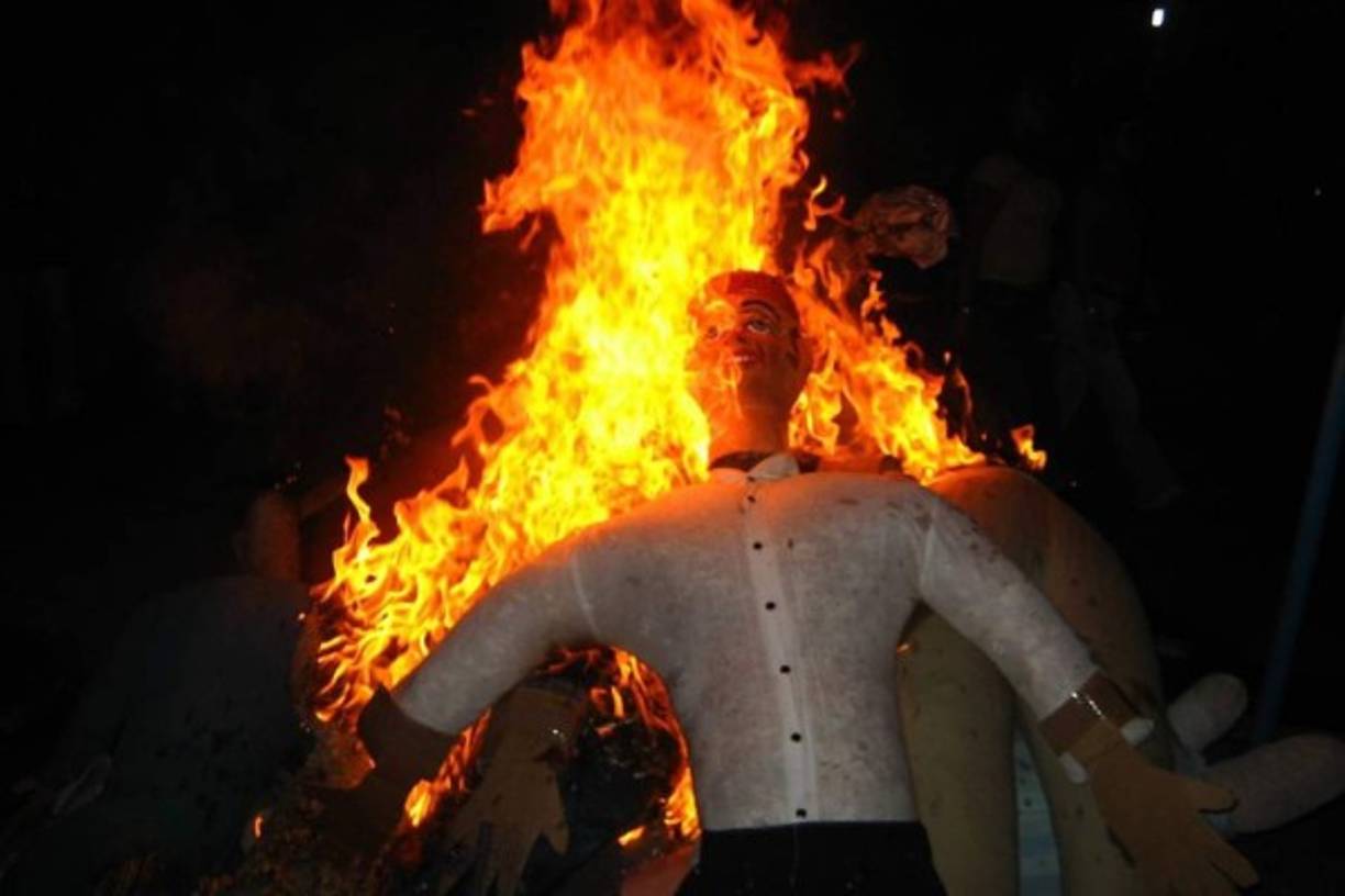 Quema del Año Viejo: En varios países de América Latina, los ciudadanos queman monigotes, usualmente de políticos, durante el 31 de diciembre.