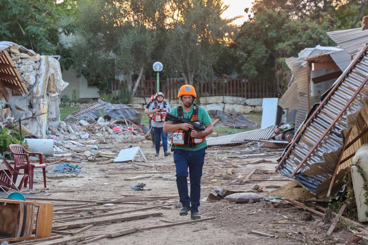Un miembro del servicio de emergencias Zaka, que se dedica a recuperar los cuerpos de los fallecidos, reveló a EFE, bajo condición de anonimato, que encontró cadáveres mutilados, torturados y quemados en el lugar.