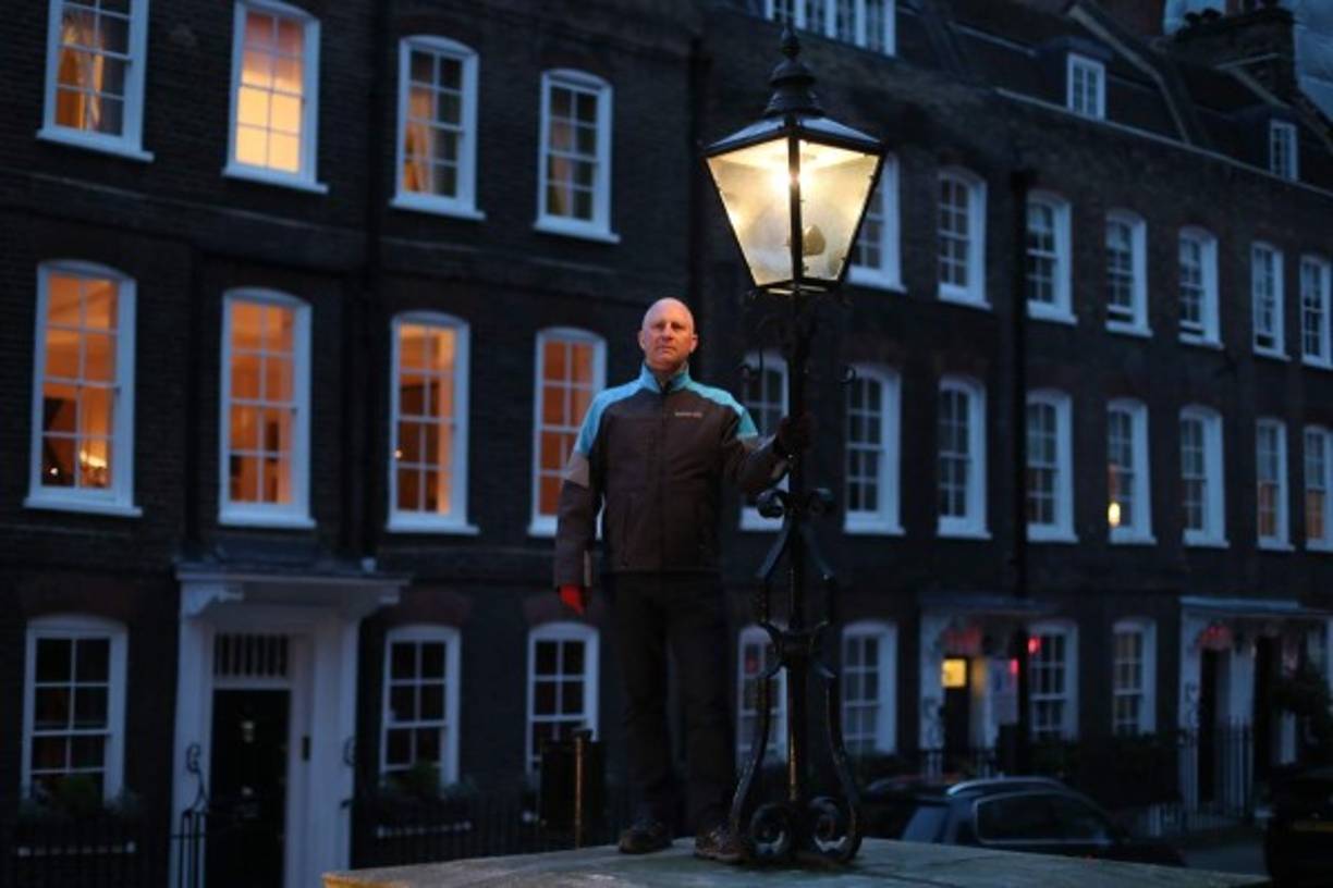 Iain Bell, es el ingeniero encargado de encender las lámparas de gas de British Gas, en Londres. Unas 1.500 lámparas de gas de 200 años siguen iluminando la capital británica y son mantenidas a mano por un equipo de cinco hombres, supervisados por Bell.
