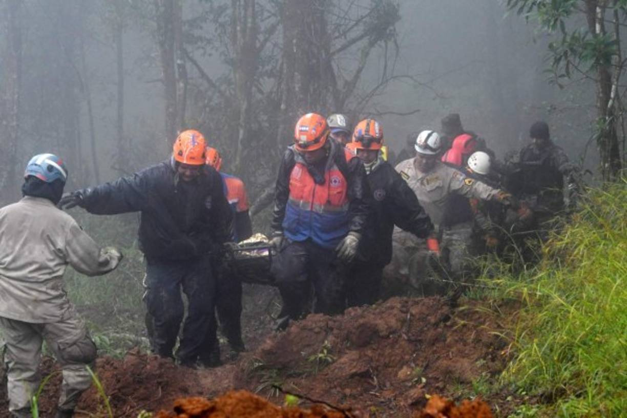 Un equipo de medicina forense del Ministerio Público viajó hoy al sitio del accidente de un helicóptero de la Fuerza Aérea Hondureña en las cercanías de Tegucigalpa que dejó seis muertos, entre ellos Hilda Hernández, hermana del presidente Juan Orlando Hernández.