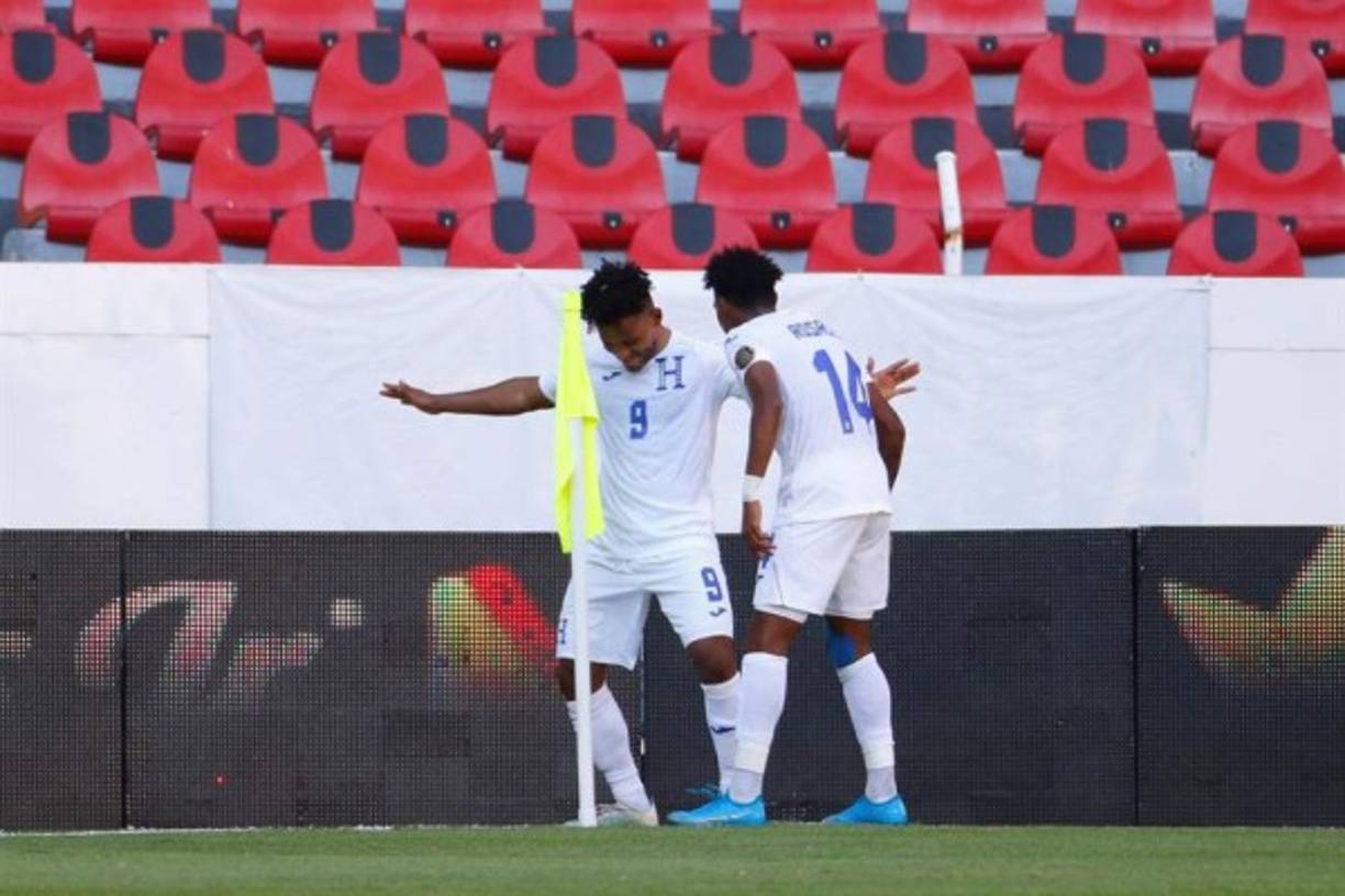 Al ritmo de punta, así festejó Juan Carlos Obregón lo que era el primer gol del partido. Foto EFE.