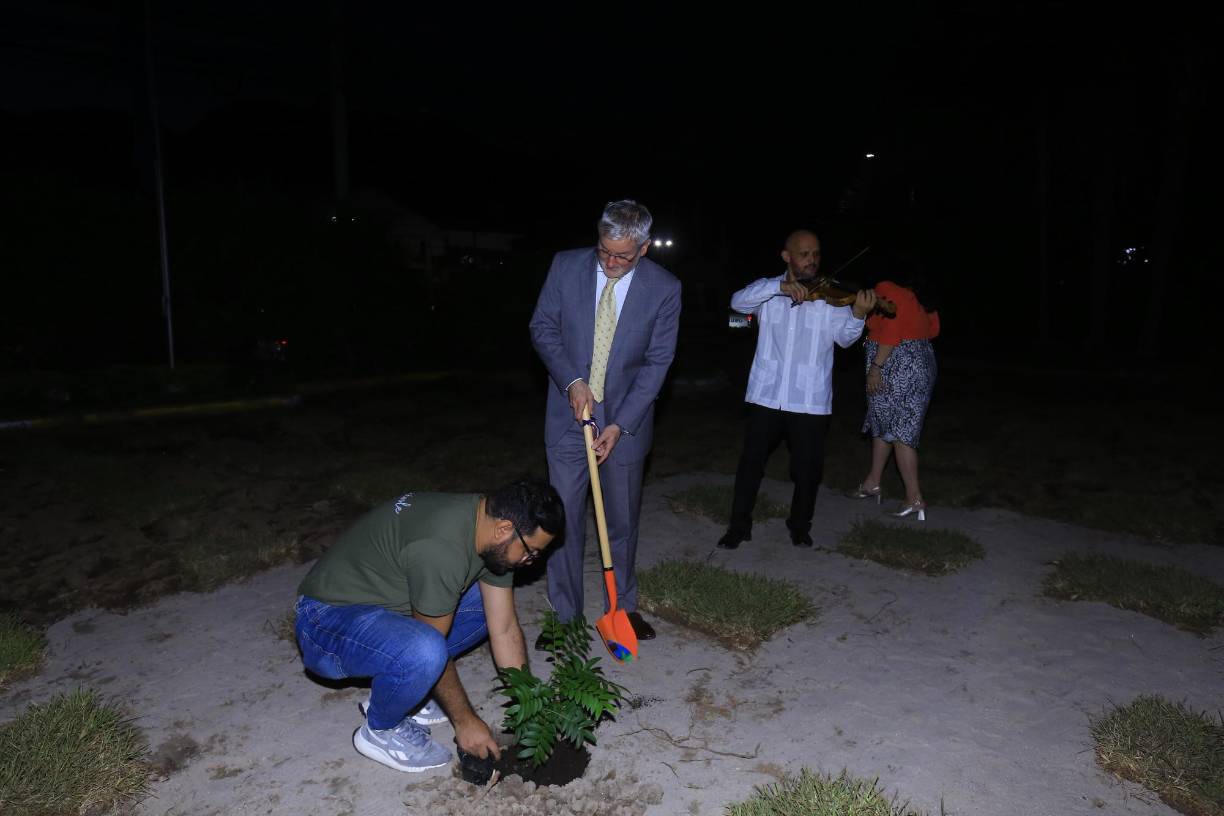 Esta actividad fue en homenaje a Michaël Sowinski, exdirector de la Alianza Francesa de San Pedro Sula. En la imagen el embajador de Francia en Honduras, Cédric Prieto, mientras plantaba un árbol en el nuevo espacio cultural y ecológico. 