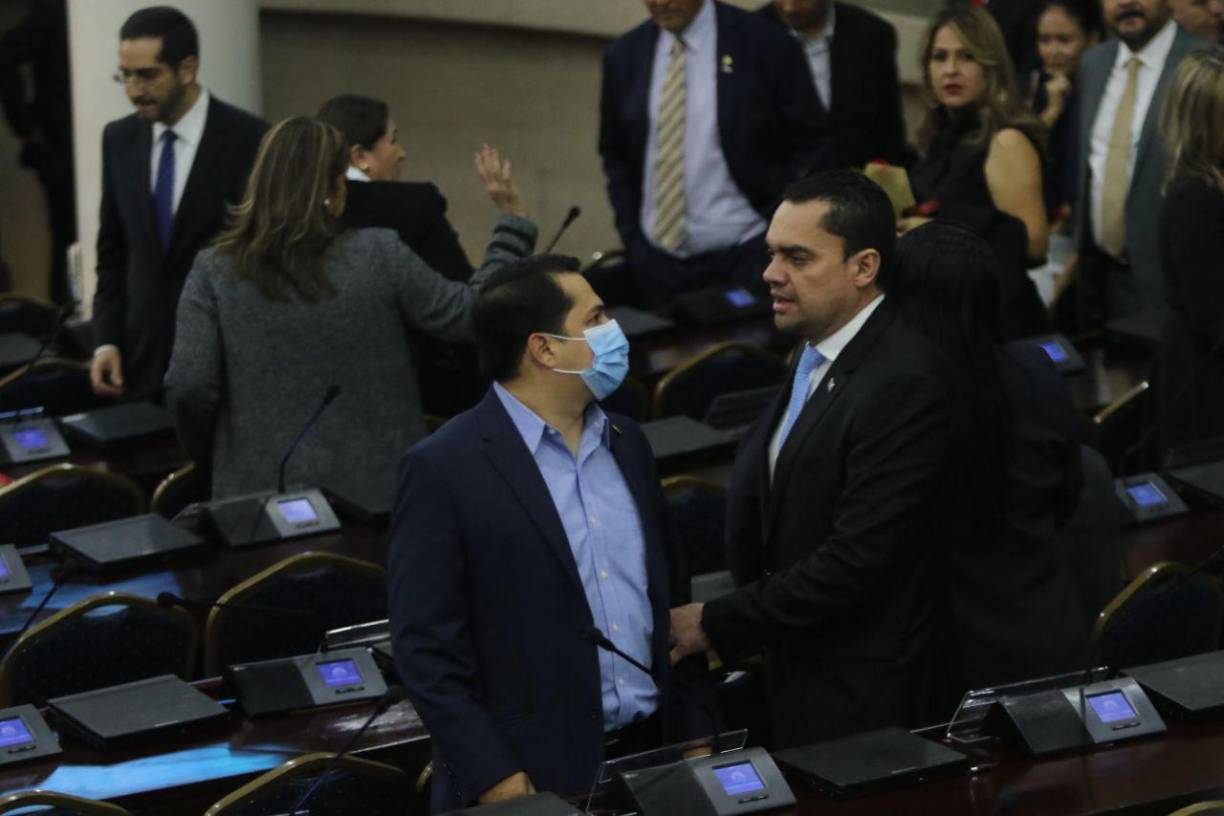 Tomás Zambrano, jefe de bancada del Partido Nacional, se quejó del Partido Libre diciendo que “están intentando imponer a sus magistrados”. 