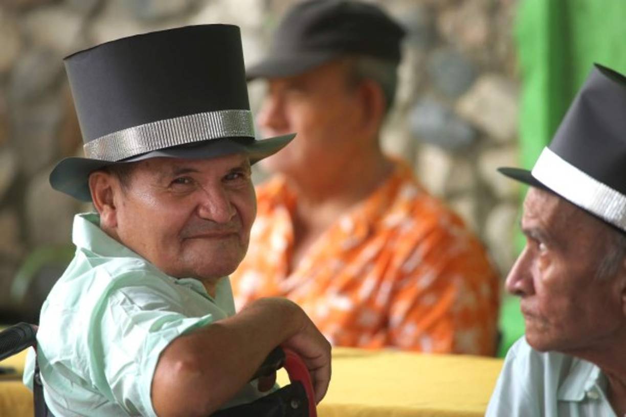Los señores lucieron elegantes sombreros. Su alegría era notoria.