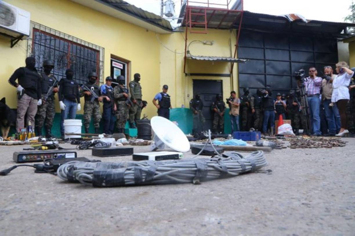 Cinco router y cables de conexión a internet encontrado dentro del centro penal de San Pedro Sula.