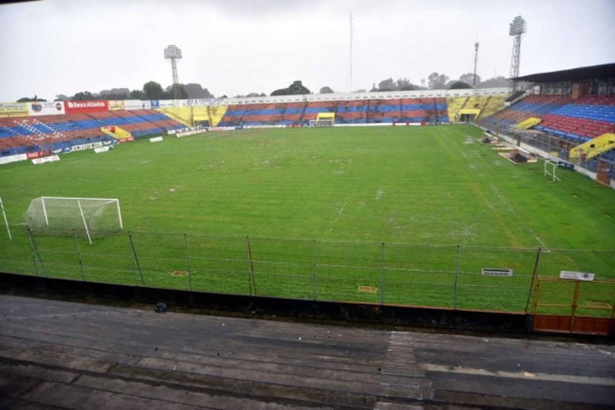 El cancha del estadio Ceibeño ha quedado en malas condiciones para jugar al fútbol.