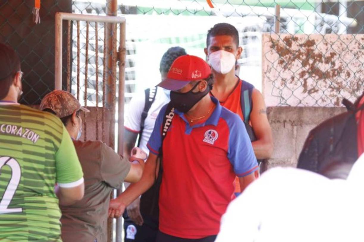 Pedro Troglio pasando por el protocolo de bioseguridad en la entrada del estadio Excélsior de Puerto Cortés.