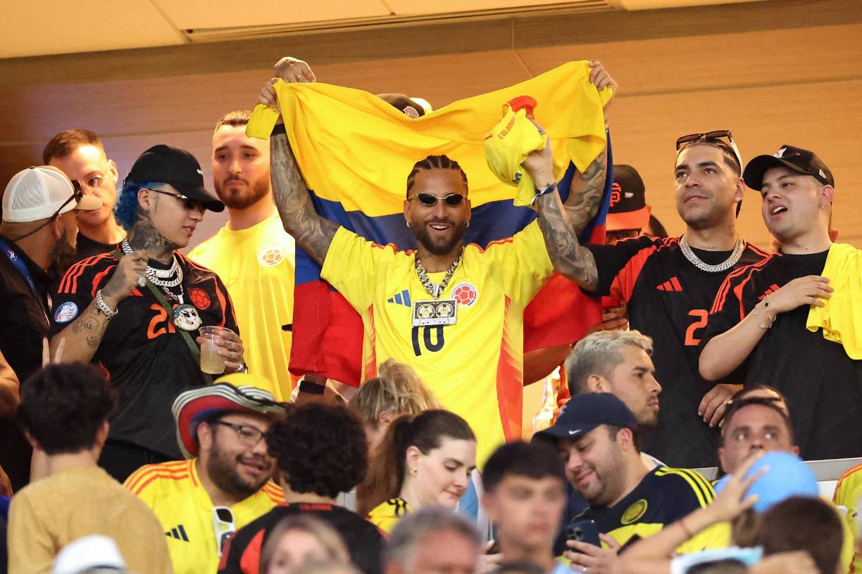 Con su camiseta y bandera, Maluma se mostró emocionado durante la gran final de la Copa América. 