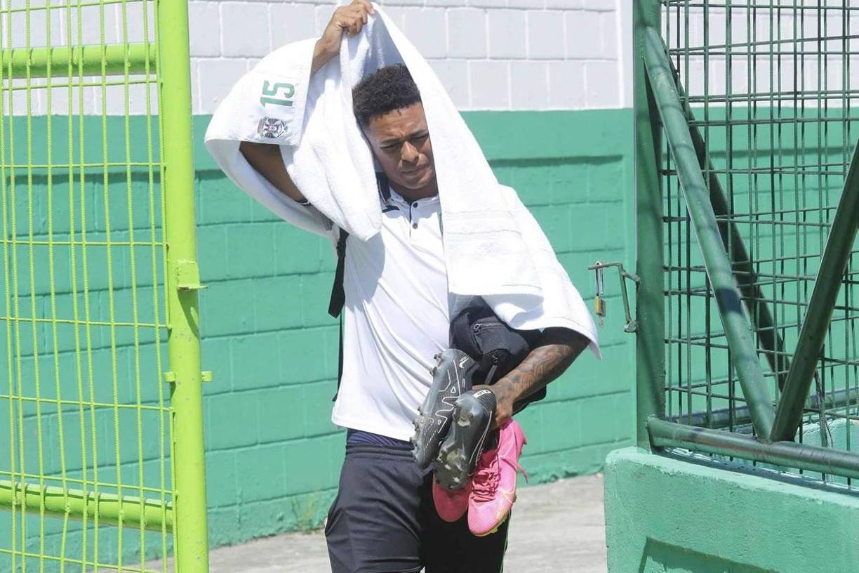 Cristian Sacaza no soportó las altas temperaturas en San Pedro Sula y se colocó una toalla en la cabeza a su llegada al estadio Yankel Rosenthal para el partido Marathón-Génesis.