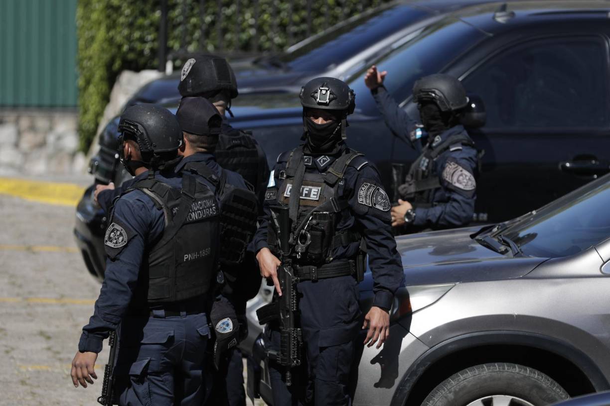  Según las autoridades de EE.UU., Bonilla Valladares abusó de su cargo para violar la Ley y “supervisó el envío de múltiples toneladas de cocaína hacia Estados Unidos, usó ametralladoras y otras armas para conseguirlo, y participó en violencia extrema, incluyendo el asesinato de un traficante rival, para impulsar la conspiración”.