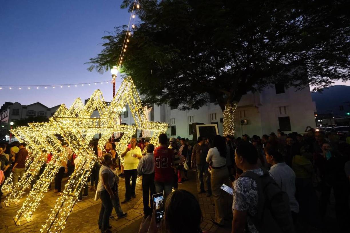 Pese a las condiciones económicas que atraviesa el país, en muchas ciudades de Honduras ya se respira el ambiente de la Navidad, una época en la que la mayoría de las familias se reúnen para compartir. 