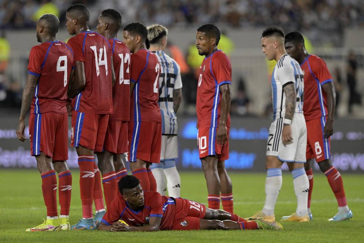 Así cubrían los jugadores panameños en los tiros libres de Lionel Messi durante el amistoso.