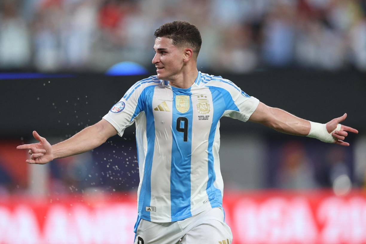 Por su parte, el PSG prepara una oferta de 90 millones de euros para quedarse con el delantero argentino.