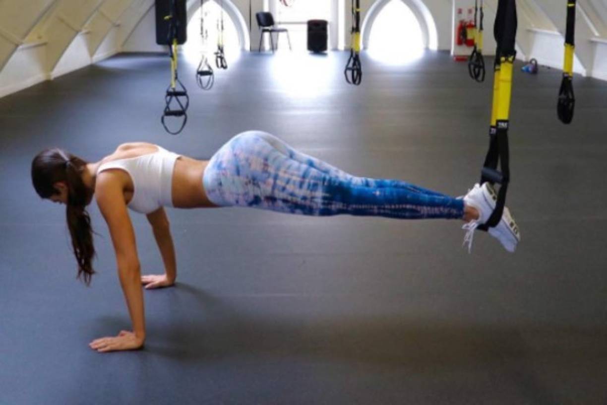 Fire Hydrant. Consiste en llevar la pierna hacia uno de los costados, de manera que la cara interna del músculo quede paralela al suelo.