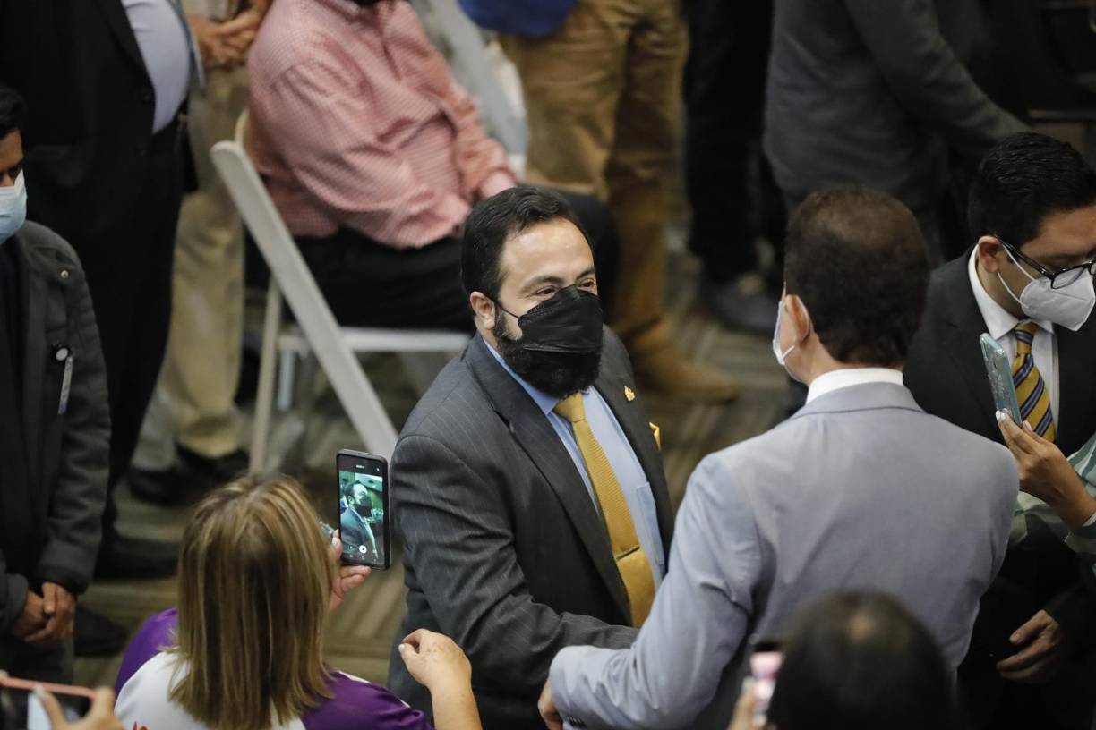El presidente del Congreso Nacional, Luis Redondo, atizó contra la creación del Bloque de Oposición Ciudadana, liderado por Salvador Nasralla e integrado por el Partido Nacional, Partido Liberal y Partido Salvador de Honduras. 
