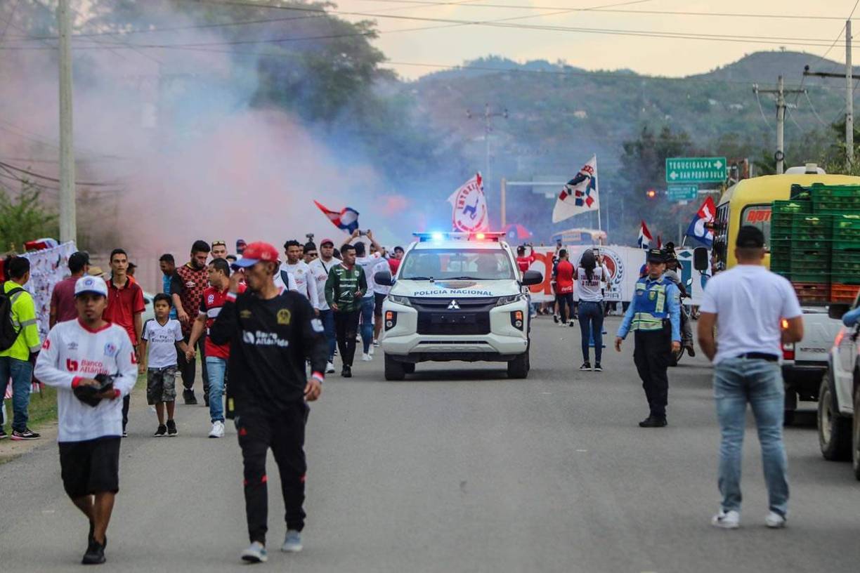 Las autoridades también estuvieron presentes para mantener el orden en las afueras del Carlos Miranda.