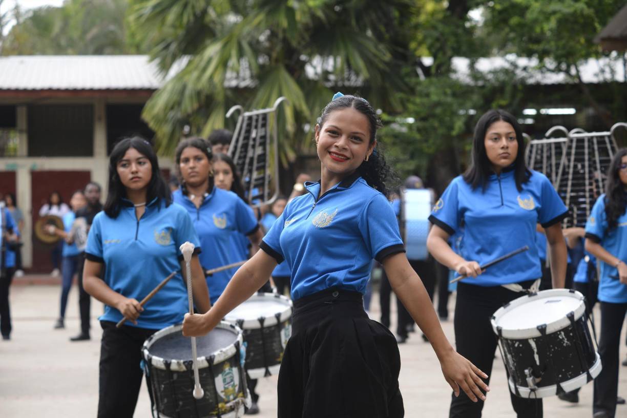 En la celebración del Día del Estudiante, no se hizo hacer faltar los toques de la Banda de Guerra de la institución, los nuevos integrantes deleitaron con varios pasos y música catracha.