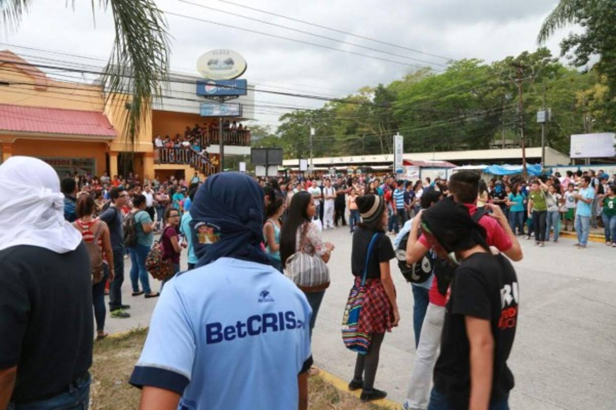 Los universitarios sacaron a sus compañeros de los salones de clases. Foto: Amílcar Izaguirre.