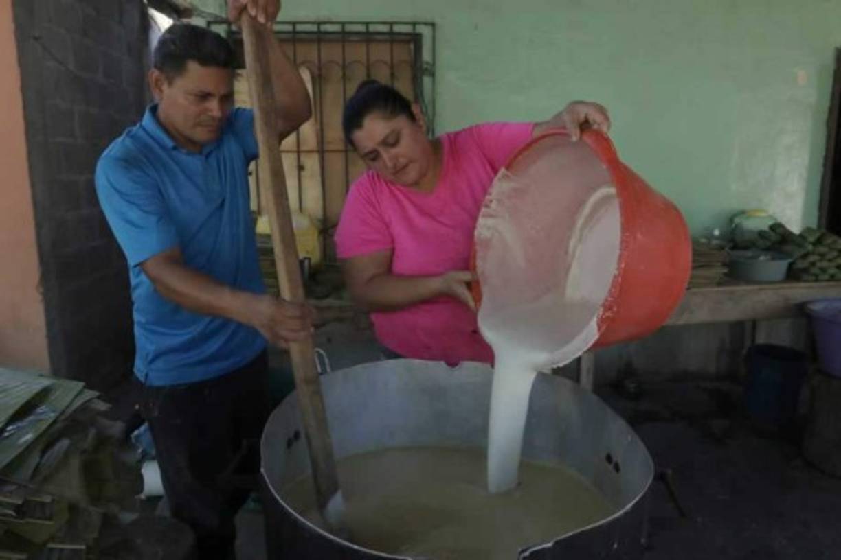 Sin embargo en el mes de diciembre alcanzan a vender, incluso, el triple de lo normal de este delicioso plato envuelto en hojas de plátano.