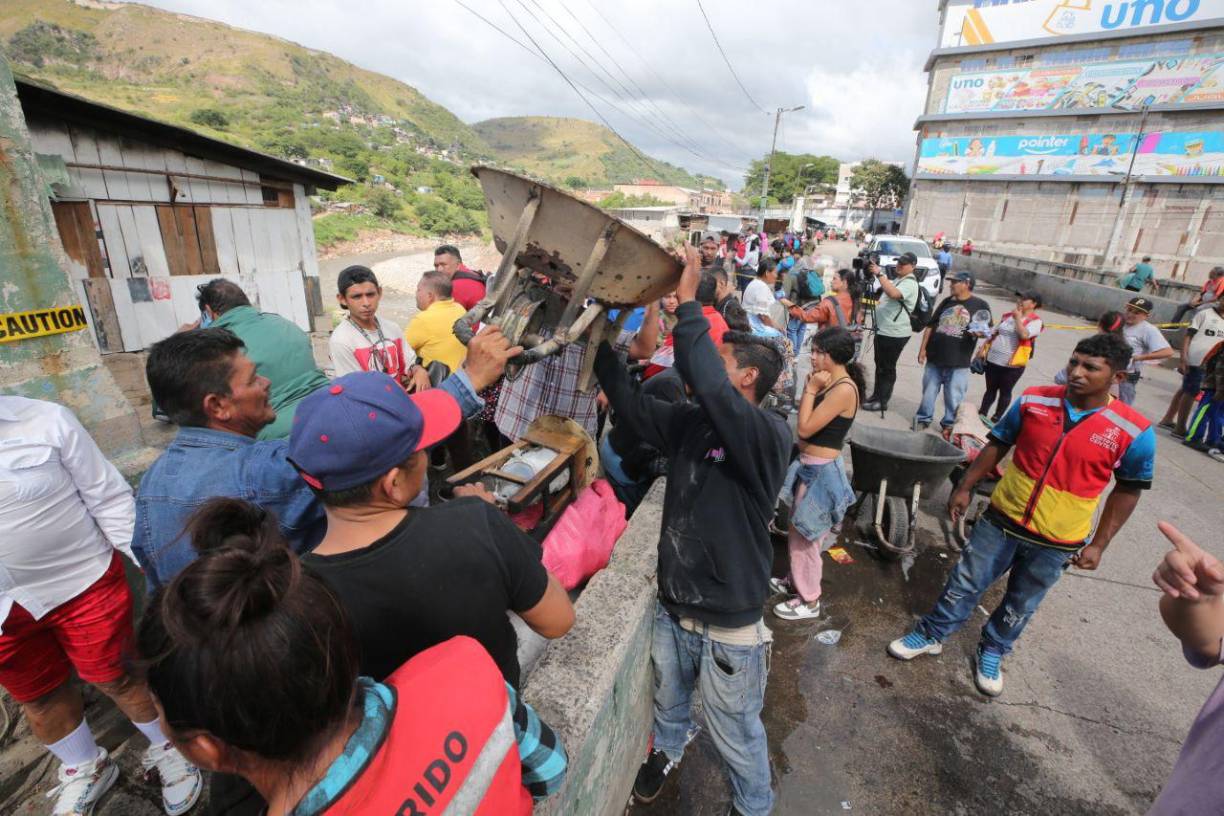 Cenizas y sueños apagados: las imágenes del incendio en mercado capitalino