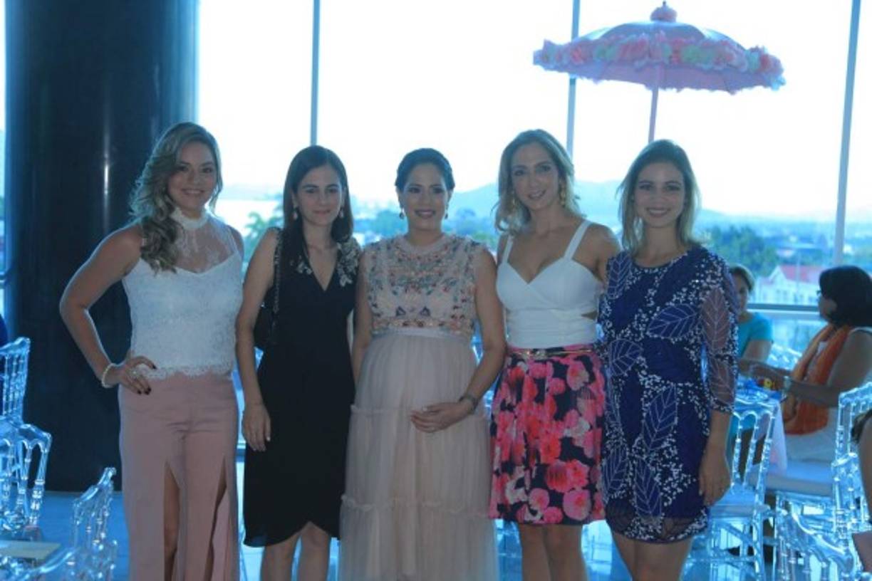 Irene Crespo, Raquel Sikaffy, Janina Handal, Genevieve Aparicio y Claudia Albiñana.