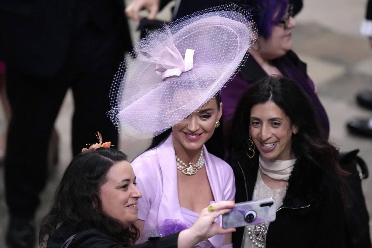 Sin embargo, y pese a alagunos contratiempos, la llegada de Katy Perry a la coronación de Carlos III, causó furor. 