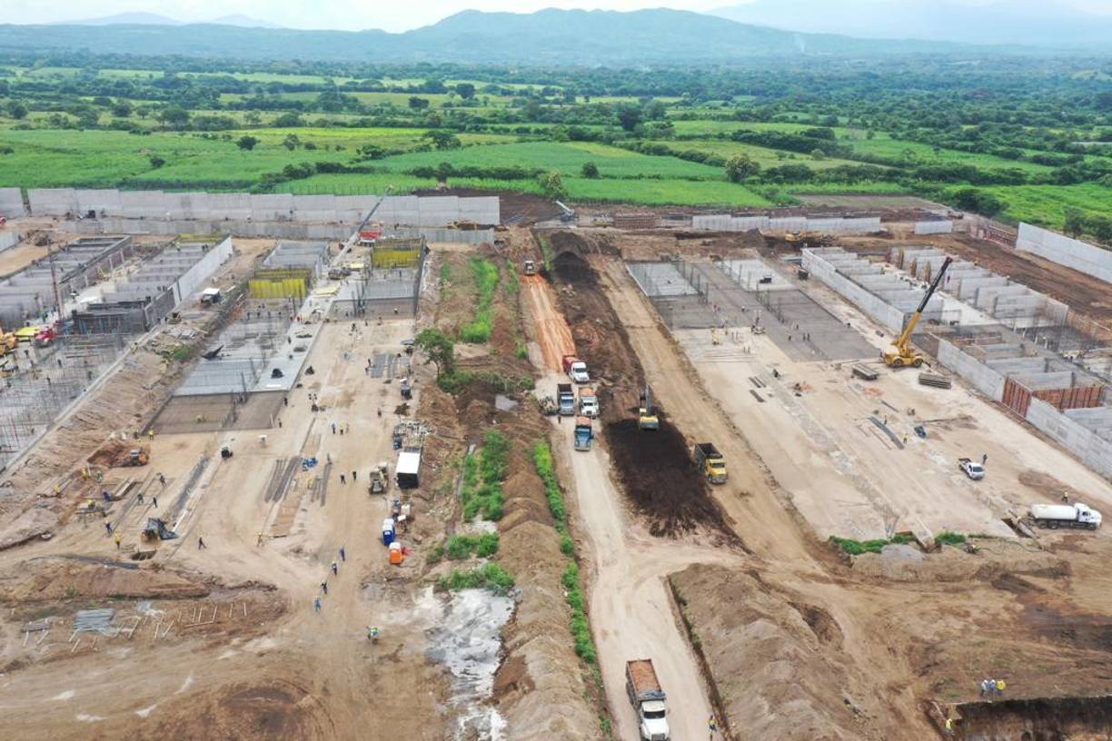 El Gobierno de Bukele declaró un régimen de excepción que suspende la libertad de asociación, el derecho a la defensa que tiene un procesado, extiende el plazo de detención preventiva de 3 a 15 días y faculta la intervención de las comunicaciones.