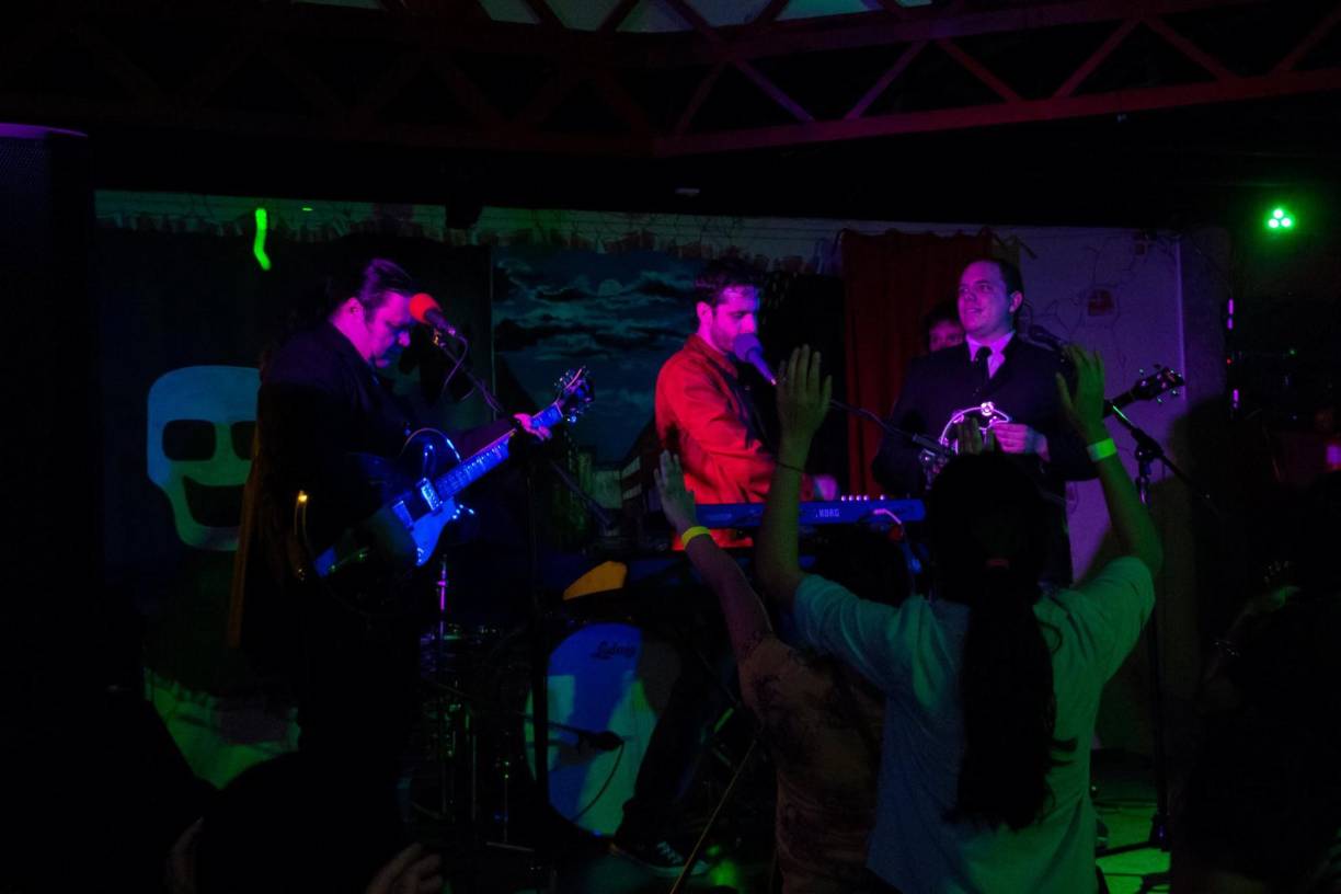 <b>LA REVOLUCIÓN</b>Desde las 8:00 pm de este sábado, el grupo celebra su 15 aniversario como banda Tributo a Los Beatles. La cita es en Manage del Club Hondureño Árabe y el precio para socios es de L 100, mientras que para el público general es de L 200. 