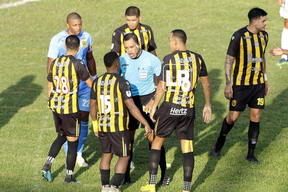 Jugadores del Real España le reclaman al árbitro Selvin Brown durante un lance del partido.