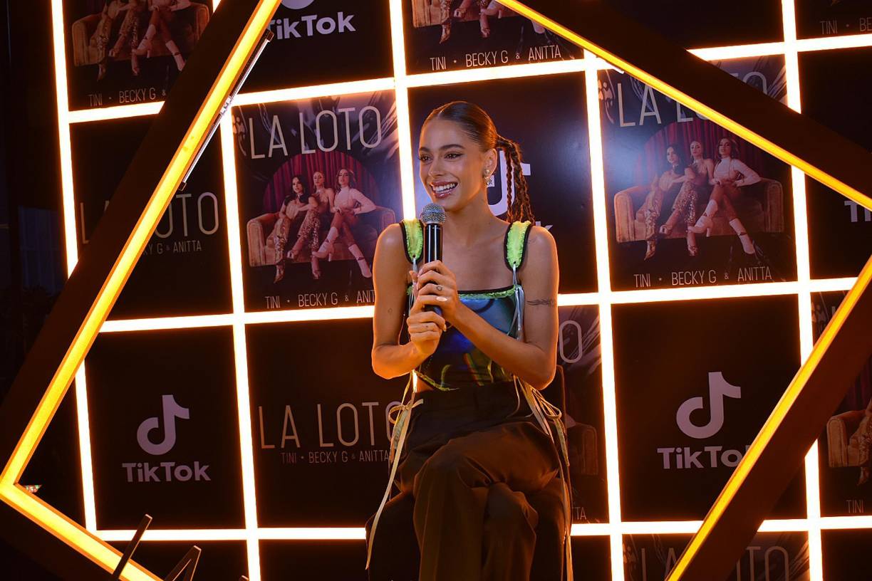  Rodeada de amigos, “influencers” y fans, la cantante argentina Tini Stoessel presentó en Ciudad de México su nueva canción “La loto”, su acercamiento al reguetón más puro en colaboración con la brasileña Anitta y la mexicoestadounidense Becky G.