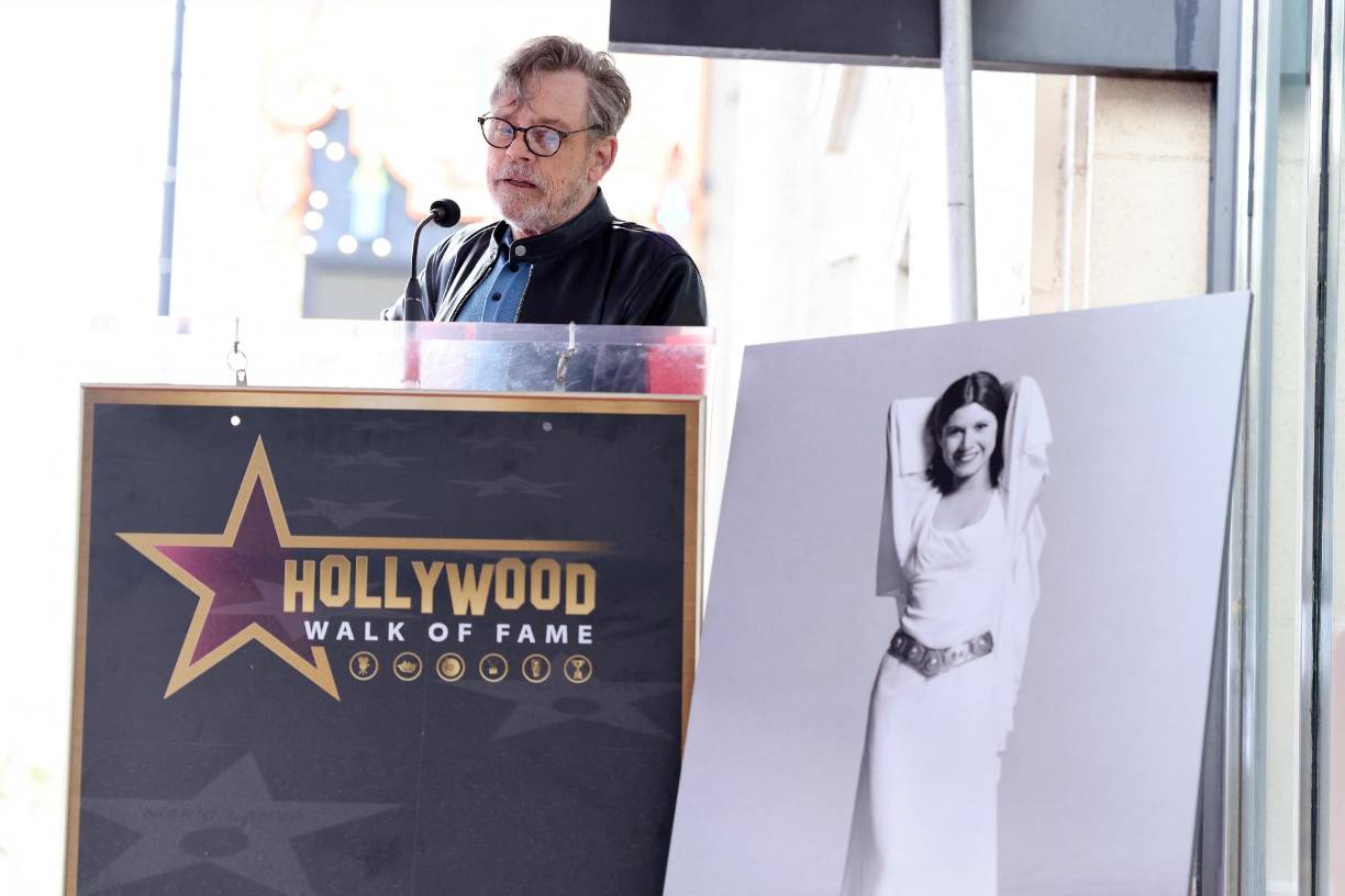 En la ceremonia, Hamill reveló haber conocido a Carrie Fisher antes de filmar “Star Wars”, cuando él tenía 24 años y ella 19. “Todas las expectativas que tenía se desvanecieron”, dijo. “Era tan encantadora, tan divertida, tan adorable, tan sabia más allá de su edad, simplemente no podía creerlo. ¡Y brutalmente franca!”, dijo Hamill sobre la estrella.