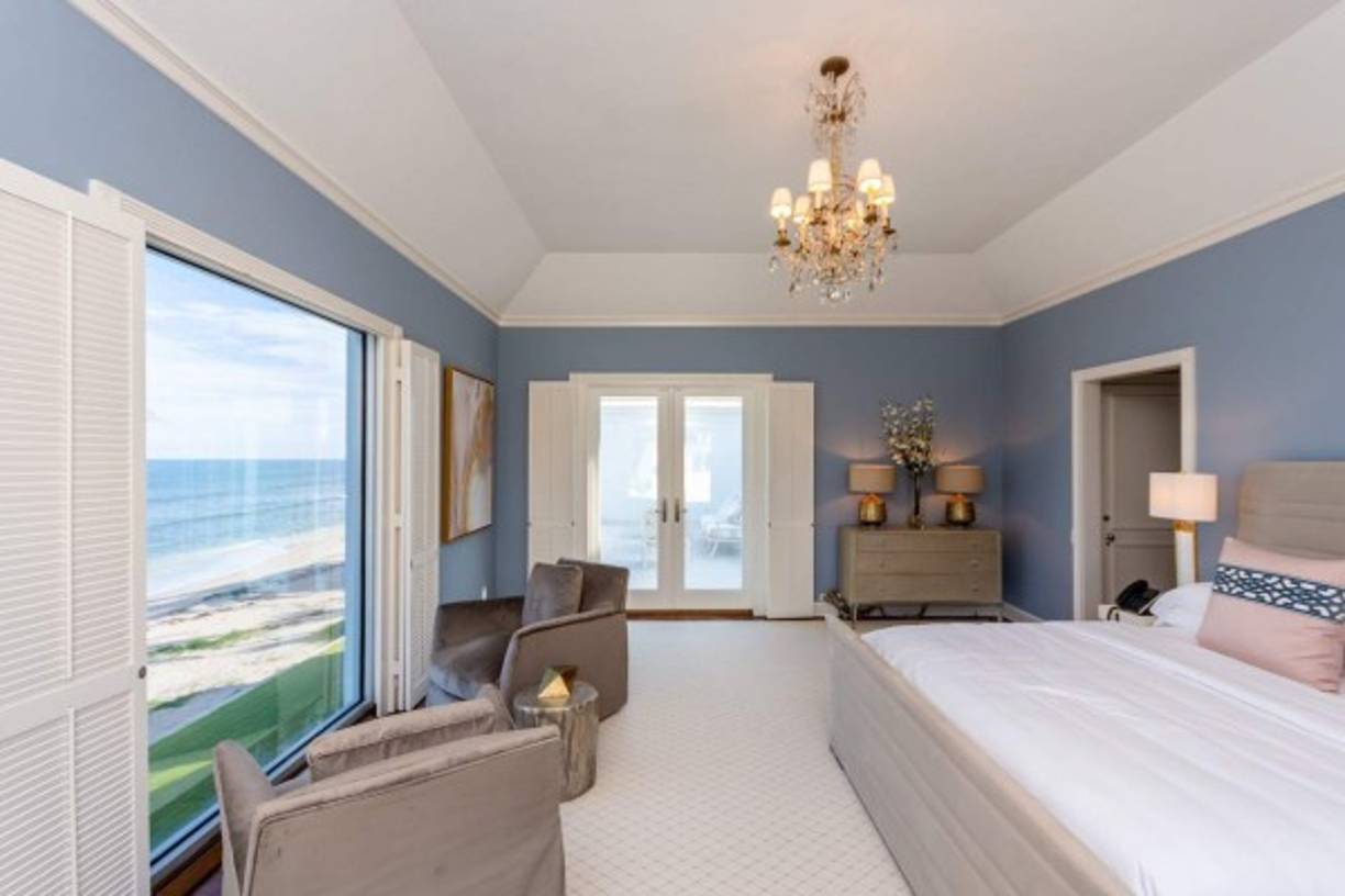 De acuerdo con el medio digital, la llamada 'Casa de la Playa', de dos plantas y estilo colonial británico, está incluida en una exclusiva lista de propiedades en venta de una agencia inmobiliaria de Palm Beach desde el pasado domingo.<br/>