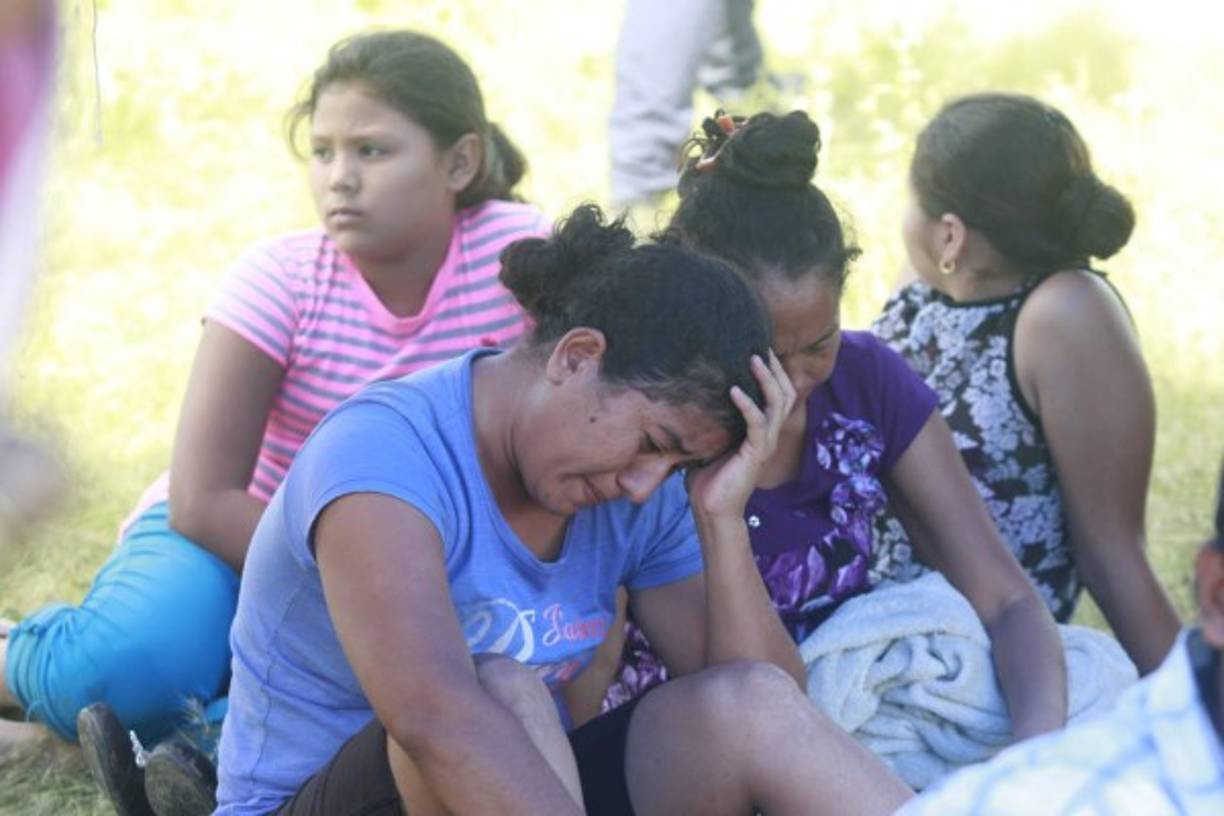 La madre del pequeño Carlos Jair lloraba amargamente por la tragedia en la que perdió la vida su hijo.