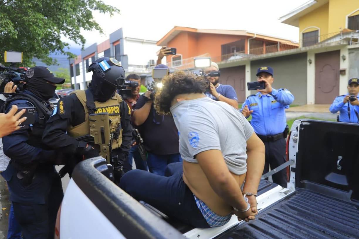 La Policía hondureña ofreció una recompensa de 800.000 lempiras (32.533 dólares) para quienes proporcionen información sobre los autores de la masacre.